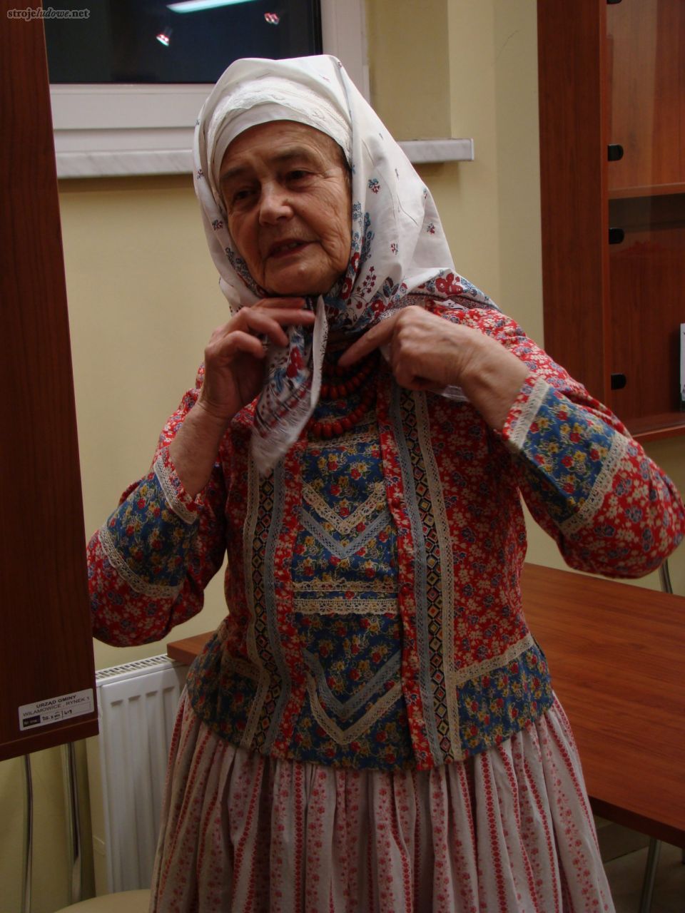 Rozalia Stawowczyk (Miler) podczas ubierania stroju na mniejszą żałobę. 2012 r., fot. Justyna Majerska (Biöetuł) 