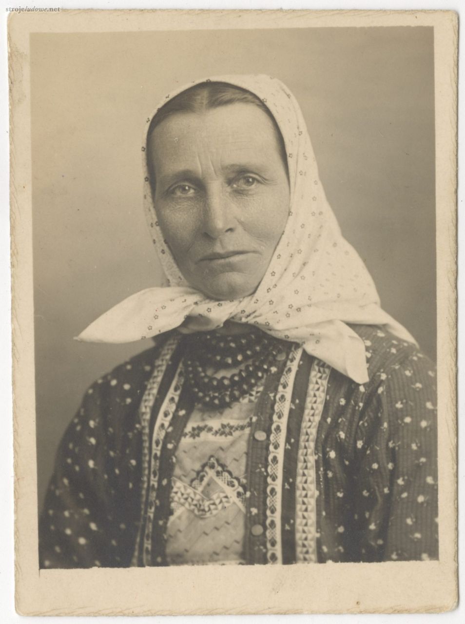 Elżbieta Biba (Zejma) 1934 r., ze zbiorów Muzeum Śląskiego w Katowicach.
Na zdjęciach do dokumentów Wilamowianki widoczne są bez czepców, ale w pełnym stroju (w tym wypadku codziennym wyjściowym). 
