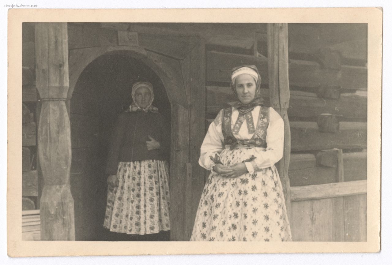 Katarzyna Schubert (Małata) w stroju odświętnym młodej mężatki, w tyle jej matka Zofia Nikiel (Płaćnik) w stroju starszej kobiety, okres międzywojenny, ze zbiorów Muzeum Historycznego w Bielsku-Białej.