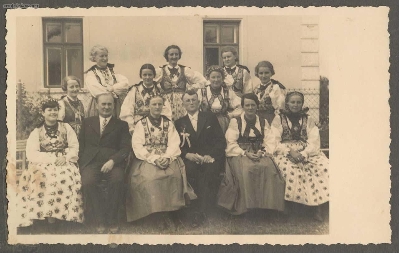 Para młoda: Anna z Foxów (Biöetuł-Mjyra-Hyta) i Jan Bilczewski (Sekreter) wraz z drużkami i starostą powiatu bialskiego Stanisławem Albertim. Wilamowice, 7 sierpnia 1935 r., ze zbiorów Muzeum Historycznego w Bielsku-Białej.