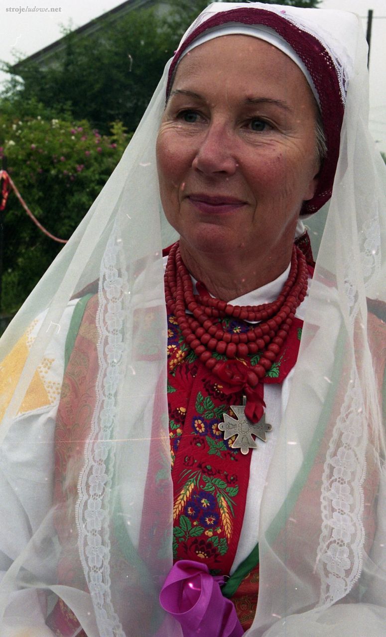 Anna Nycz (Pejtela) w stroju na największe święta w Boże Ciało, 2004r., ze zbiorów Muzeum Archeologicznego i Etnograficznego w Łodzi.