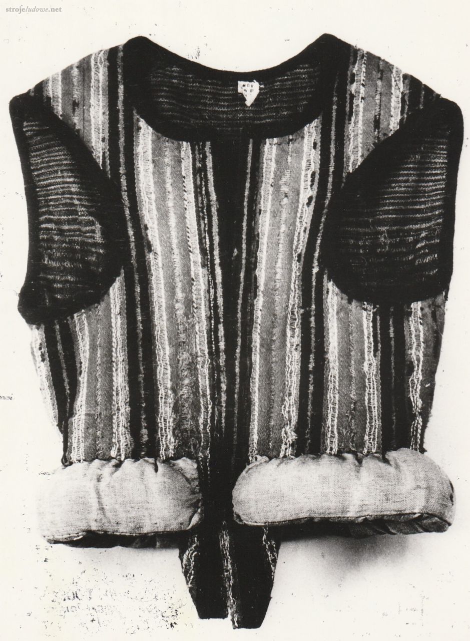 Gorset, archiwum Rity Scheller przekazane do Muzeum w Koszalinie

Jeszcze w połowie XIX w. dół gorsetu wykończony był wałkiem, który służył do mocowania licznych (3 do 5) spódnic oraz takiego ich ułożenia, by podkreślały kształty kobiety.

