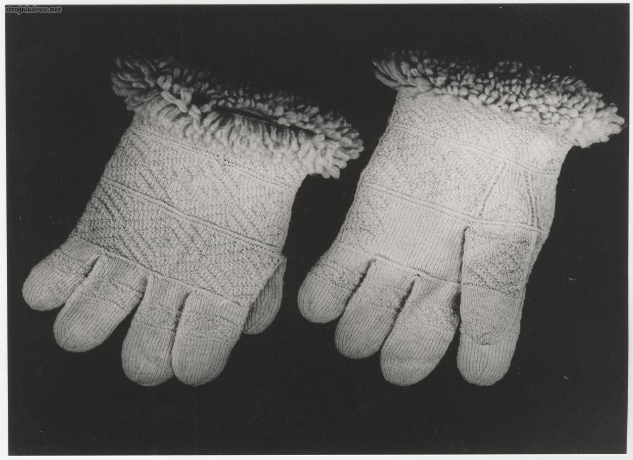 Męskie rękawice dziergane z białej wełny, wykończone drobnymi frędzelkami – zgodnie z modą jamneńską rękawiczki nakładane były na wierzch rękawa. Rękawiczki noszono przy każdej uroczystej okazji, bez względu na porę roku.
Wzór z 1891 r. znajduje się w zasobach Muzeum Folkloru w Berlinie.
Fotografia z archiwum Rity Scheller przekazanego do Muzeum w Koszalinie
