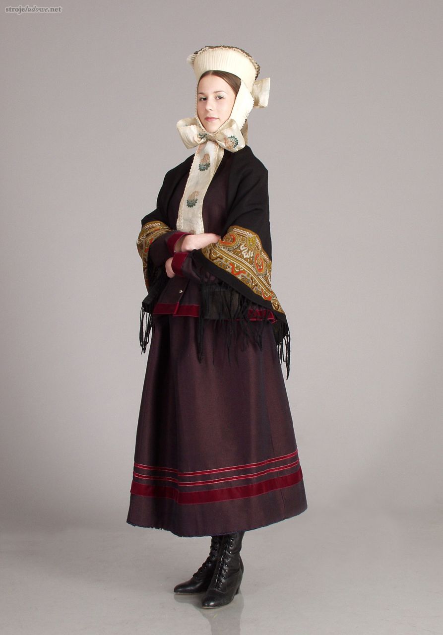Kobieta w stroju warmińskim, fot. J. Lamparski, fotografię udostępniło wydawnictwo Muza SA