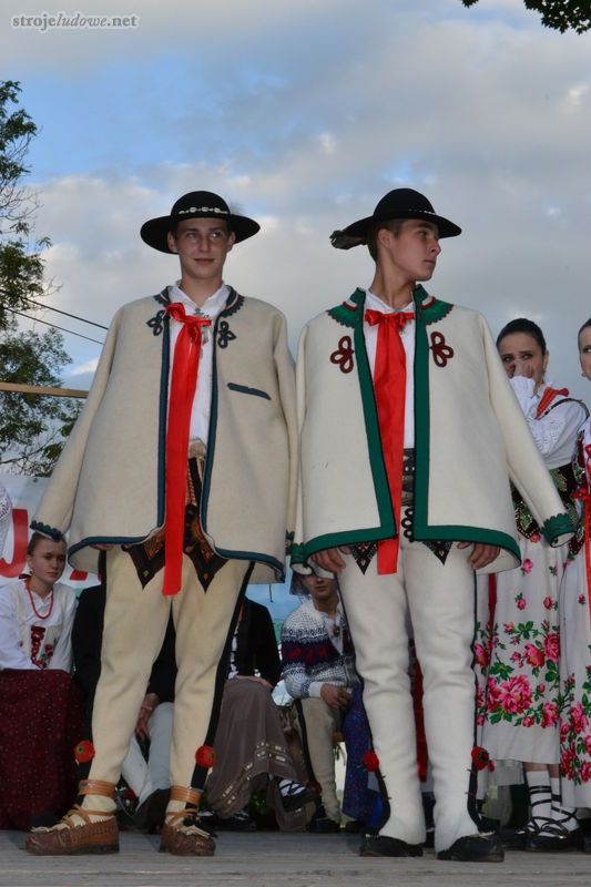 Górale w białych <em>cuchach</em>, 45. Sabałowe Bajania, Bukowina Tatrzańska 2011, fot. W. Kubina, Dom Ludowy w Bukowinie Tatrzańskiej