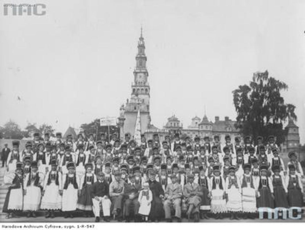 Uczestnicy pielgrzymki na błoniach przed klasztorem, Jasna Góra,1937 r., Narodowe Archiwum Cyfrowe.