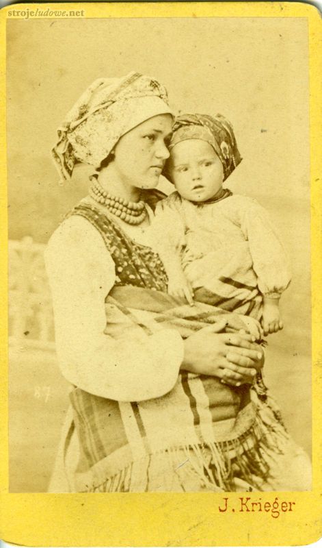 Kobieta z dzieckiem, fot. I. Krieger, Archiwum Naukowe Państwowego Muzeum Etnograficznego w Warszawie