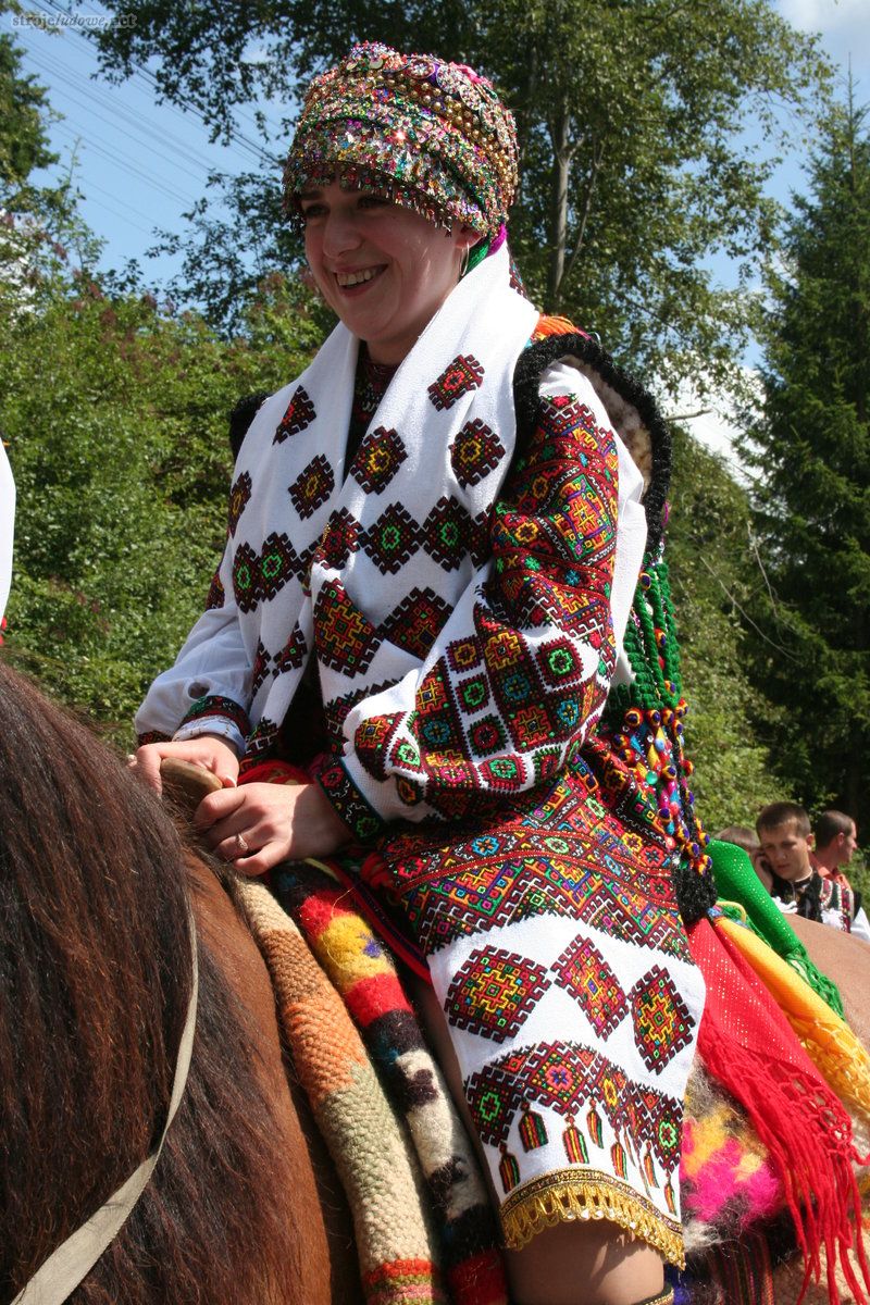 Współczesny tradycyjny strój panny młodej, 2009 r., Huculszczyzna, fot. A. Woźniak