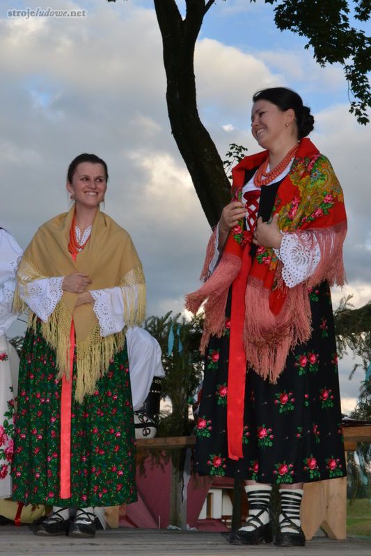 Kobiety we współczesnym stroju podhalańskim, 45. Sabałowe Bajania, Bukowina Tatrzańska 2011, fot. W. Kubina, Dom Ludowy w Bukowinie Tatrzańskiej