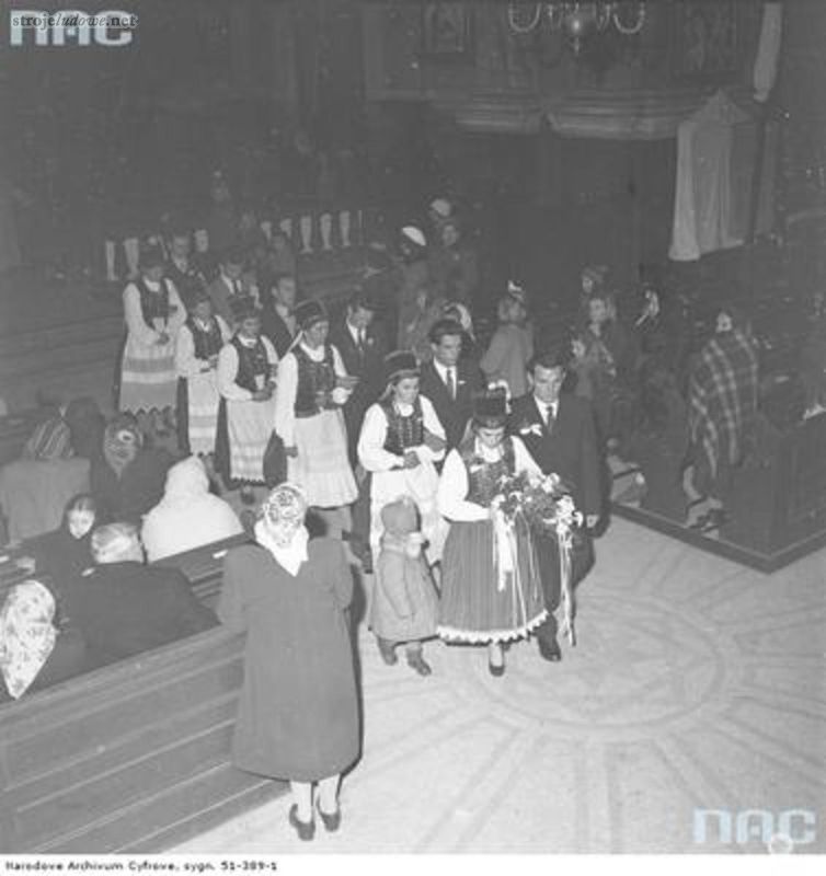 Druchny w strojach ludowych oraz drużbowie i nowożeńcy po ceremonii ślubnej w kościele, 1953 - 1963 r., Narodowe Archiwum Cyfrowe.