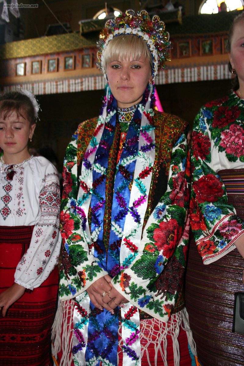 Współczesny tradycyjny strój panny młodej, 2010 r., Huculszczyzna, fot. A. Woźniak