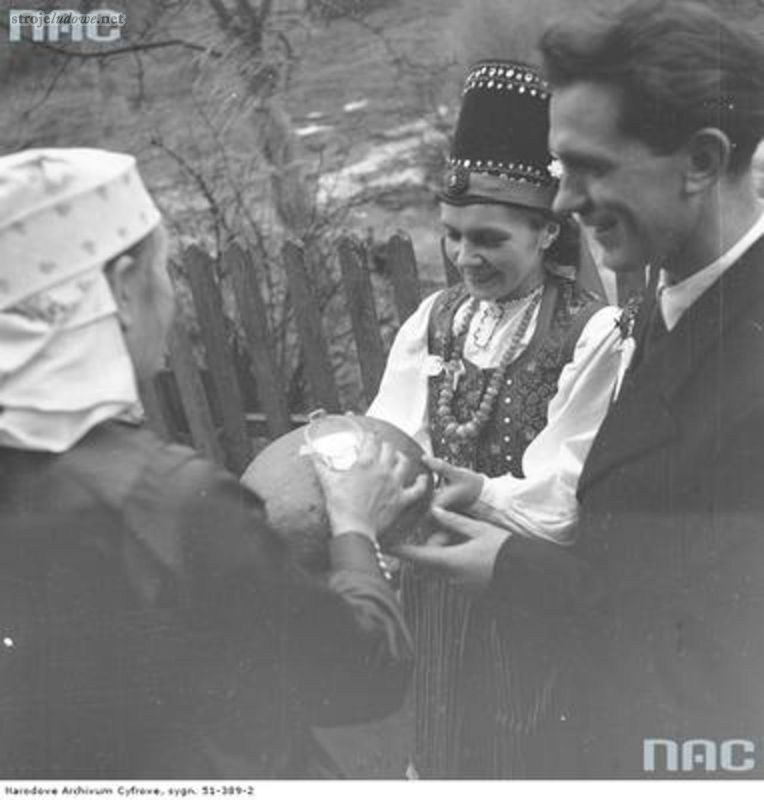 Powitanie nowożeńców chlebem i solą. Widoczna panna młoda w stroju regionalnym, 1953 - 1963 r., Narodowe Archiwum Cyfrowe.