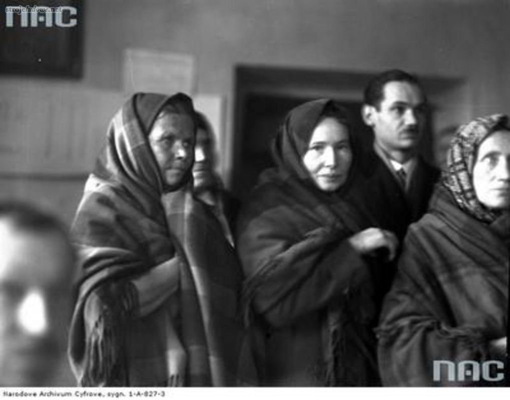 Mieszkańcy Bronowic podczas głosowania, 1930 r., Narodowe Archiwum Cyfrowe