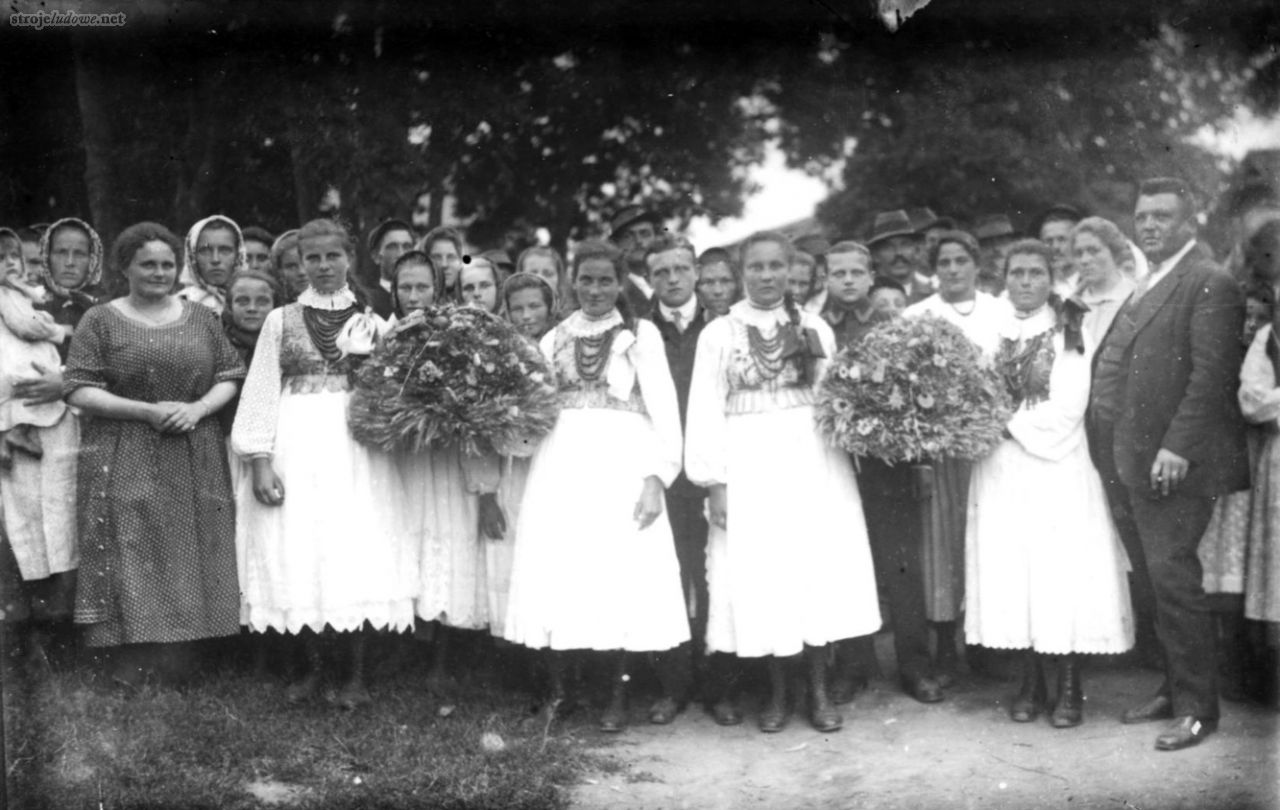 Katarzyna Kolasa i Józefa Kiszka, Urzejowice – Zagrody, 7.07.1927 r. Dziewczęta ubrane w gorsety „krakowskie”, koszule ażurowe, spódnice z naszytymi tasiemkami, bez zapasek. Oryginał fotografii udało się odnaleźć w Urzejowicach, wsi oddalonej od Przeworska o 5 km. Ze zbiorów Muzeum w Przeworsku, autor nieznany.