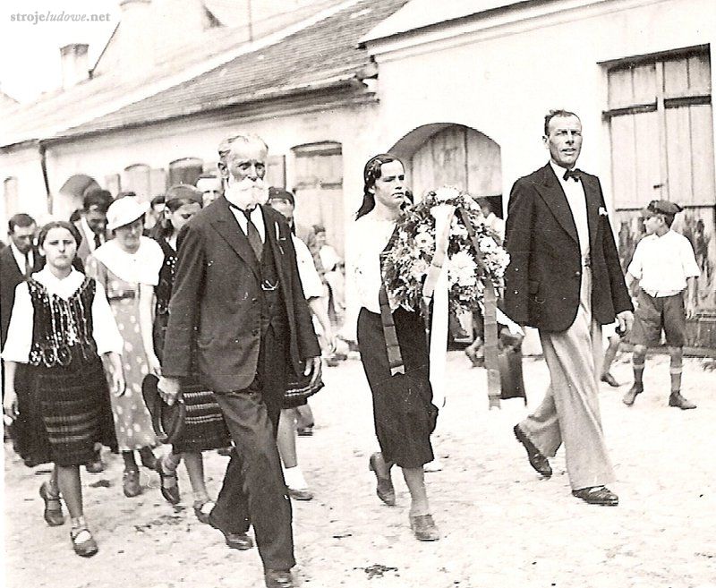 Dożynki w Iłży (kobiety w  tradycyjnych zapaskach przednich i gorsetach szytych według tzw. mody krakowskiej), okres międzywojenny, ze zbiorów Muzeum Regionalnego w Iłży