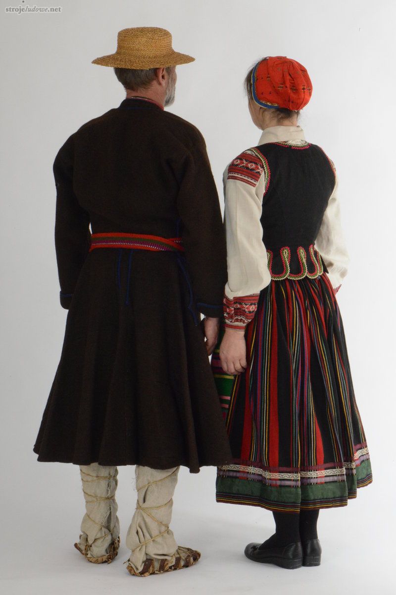 Stroje podlaskie nadbużańskie, okres międzywojenny, ze zbiorów Muzeum Archeologicznego i Etnograficznego w Łodzi. Dobór zabytków i aranżacja na modelach A. Woźniak, fot. Wł. Pohorecki