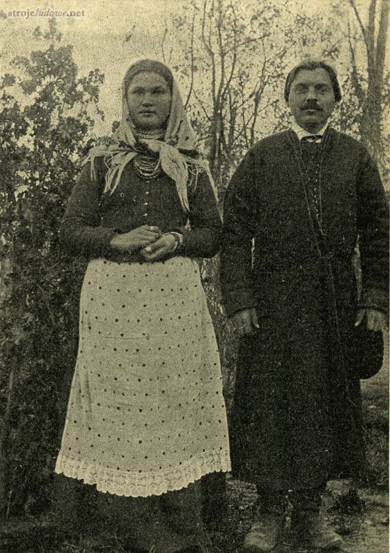 Tomasz Maciąg z Zaburza (pow. zamojski), fot. ks. St. Samorek. Ziemia, 1912

Ks. Stanisław Samorek syn chłopa z Klementowic, w pierwszych dziesięcioleciach XX w.  sprawował funkcję proboszcza w parafii Nielisz, pow. zamojski. Oprócz pełnienia posługi duszpasterskiej był także rolnikiem, ogrodnikiem i pszczelarzem. Zachęcał chłopów do zmian i nowości w uprawie roli, jako przykład dając swe proboszczowskie gospodarstwo. Zakładał katolickie organizacje i urządzał kursy, konkursy, pokazy i wystawy, zdolniejszą młodzież kierował do szkół różnego szczebla. Był także zapalonym fotografem i stałym korespondentem czasopism ludoznawczych oraz krajoznawczych, między innymi w latach 1911 - 1913 Ziemi i Wisły.