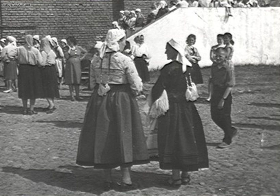 Przed kościołem w Myszyńcu, 1964 r. Muzeum Północno Mazowieckie w Łomży, fot. Z. Dudo