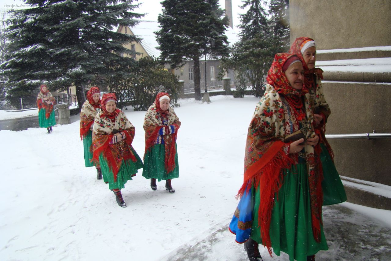 Kobiety w strojach noszonych w czasie Bożego Narodzenia, Wilamowice, Boże Narodzenie  2011 r., fot. Justyna Majerska