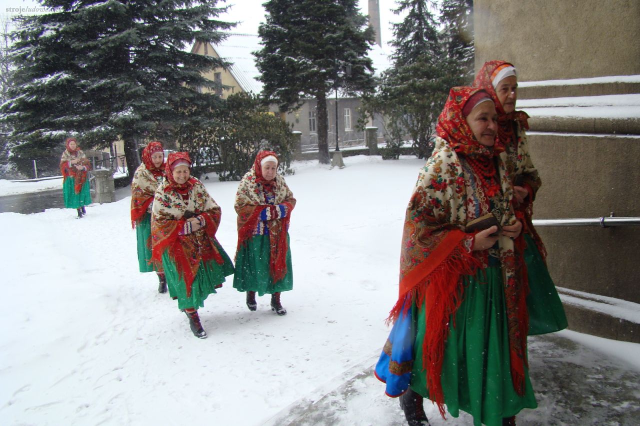Kobiety w strojach noszonych w czasie Bożego Narodzenia, Wilamowice, Boże Narodzenie  2011 r., fot. Justyna Majerska