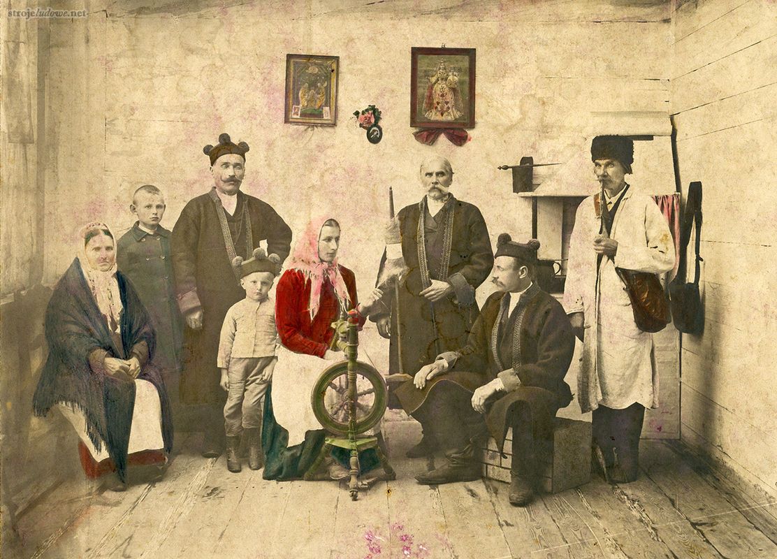 Typy ludowe z guberni Solskiej, pow. biłgorajskiego z r. 1900, fot. J. Brodowski z Biłgoraja, Muzeum Zamojskie

Jan Brodowski urodził się w 1887 r. w Biłgoraju. Od dziecka interesował się fotografią, której uczył się najpierw w Biłgoraju, a następnie w Lublinie, gdzie uzyskał dyplom mistrzowski. Po odzyskaniu przez Polskę niepodległości założył zakład fotograficzny. Wykonywał w nim fotografie  mieszkańców Biłgoraja i okolicznych wsi. Dwukrotnie, w latach 1923-1927 i 1933-1937 pełnił funkcję burmistrza swego rodzinnego miasta. Po 1927 r. otworzył i prowadził wraz z bratem Kazimierzem księgarnię i bibliotekę zwaną „Księgarnia Braci Brodowskich", która działała do września  roku 1939 i była między innymi wydawcą kartek pocztowych z miejscowymi strojami ludowymi.
|