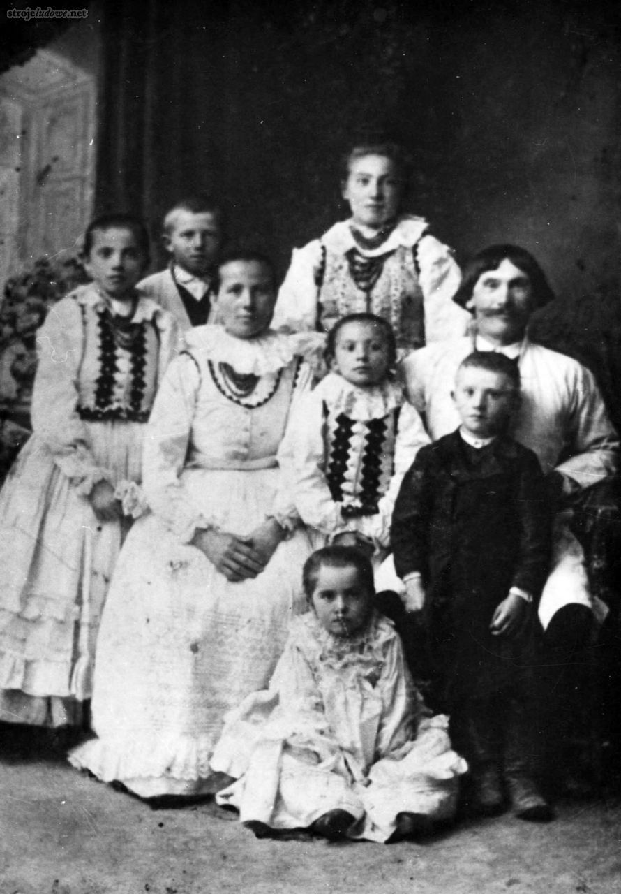 W stroju przeworskim, portret rodzinny, początek XX w. Ze zbiorów Muzeum w Przeworsku, autor nieznany