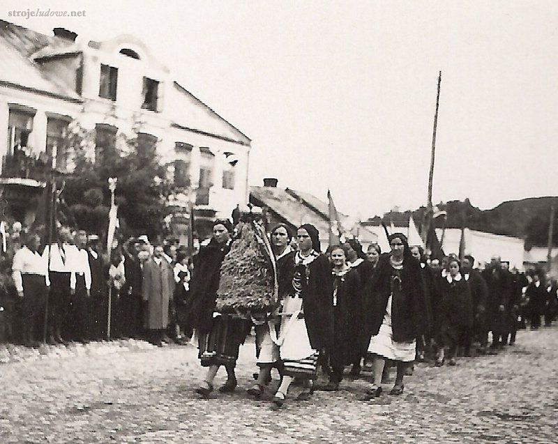 Dożynki w Iłży, (kobiety w zapaskach naramiennych),okres międzywojenny

Muzeum Regionalne w Iłży