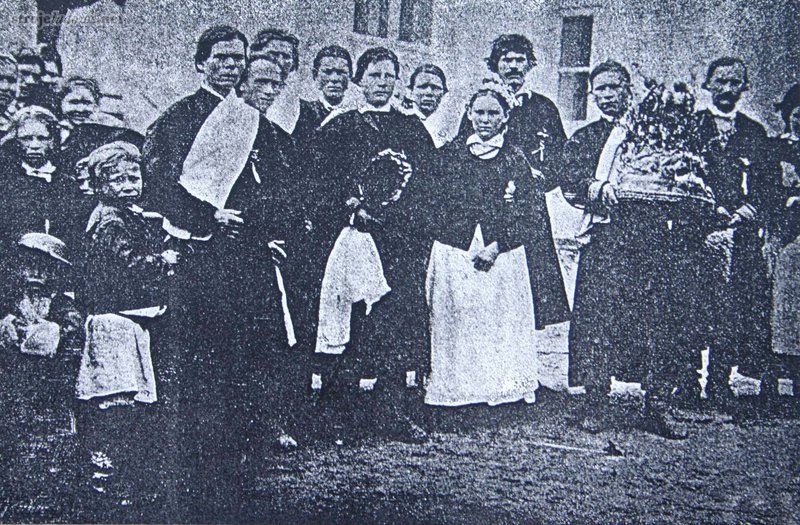 Wesele we  wsi Honiatyczach (podług fotografii p. Lucyana Kraszewskiego),
Koskowski B.J. Powiat tomaszowski (w:) Dodatek Miesięczny (ilustrowany) do czasopisma Przegląd Tygodniowy, Półrocze drugie, Warszawa, 1891