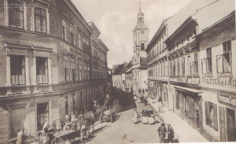 Strój cieszyński w Cieszynie. Ul. Szersznika, kościół św. Krzyża (ok.1909 r.)

pocztówka, własność prywatna