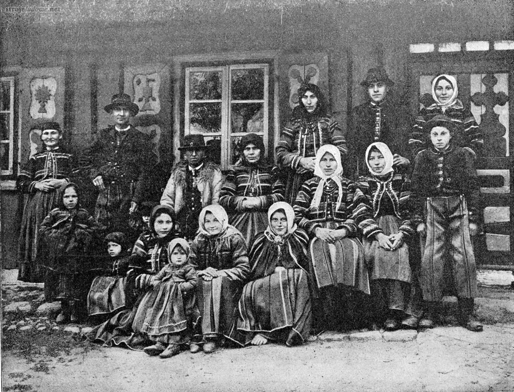 Rodzina Pawlinów przed swoją chałupą, fot. I. Ostaszewski, Ziemia, t. 2, 1911