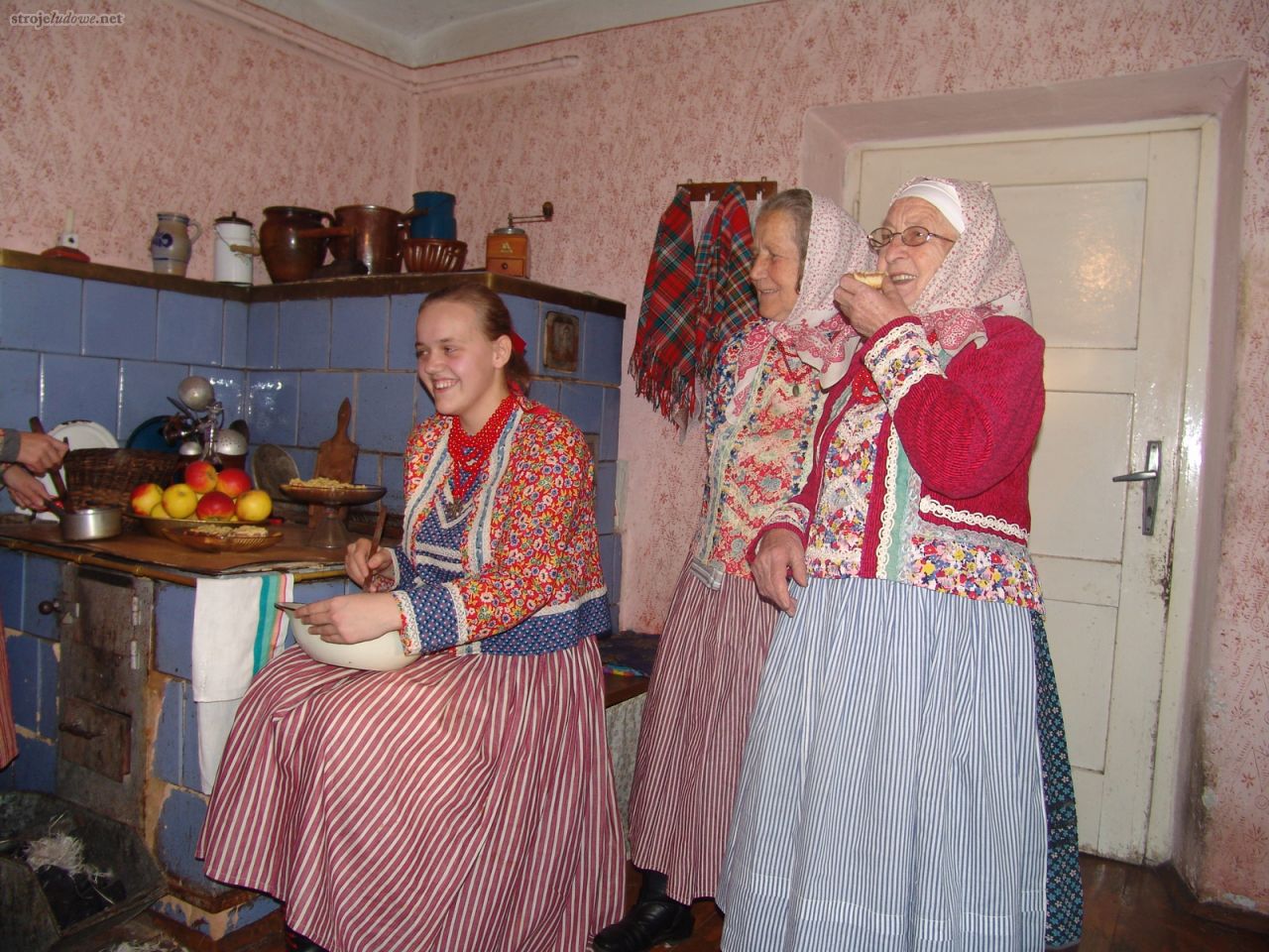 Kobiety w strojach codziennych w czasie rekonstrukcji pierzowca, organizowanego przez Regionalny Zespół Pieśni i Tańca "Wilamowice"; Wilamowice 2008 r., fot. J.Majerska