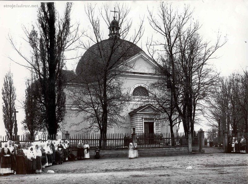Przy kościele w Jedlni, kobiety w strojach tradycyjnych, koniec XIX w., fot. NN, własność prywatna

<strong><em> </em></strong>