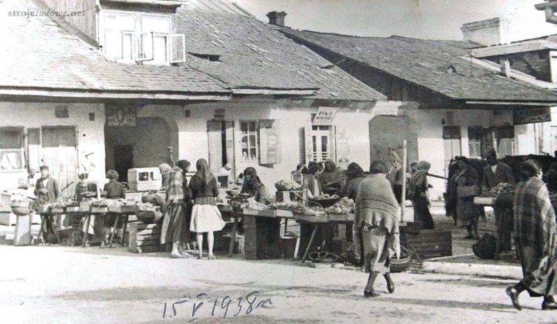 Na targu, widok północno-zachodniej pierzei rynku w Tomaszowie Lubelskim, 1938 r., fot. NN