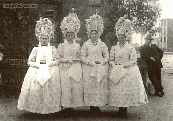 Kobiety w <em>sukniach</em> kremowych, początek XX w., ze zbiorów prywatnych