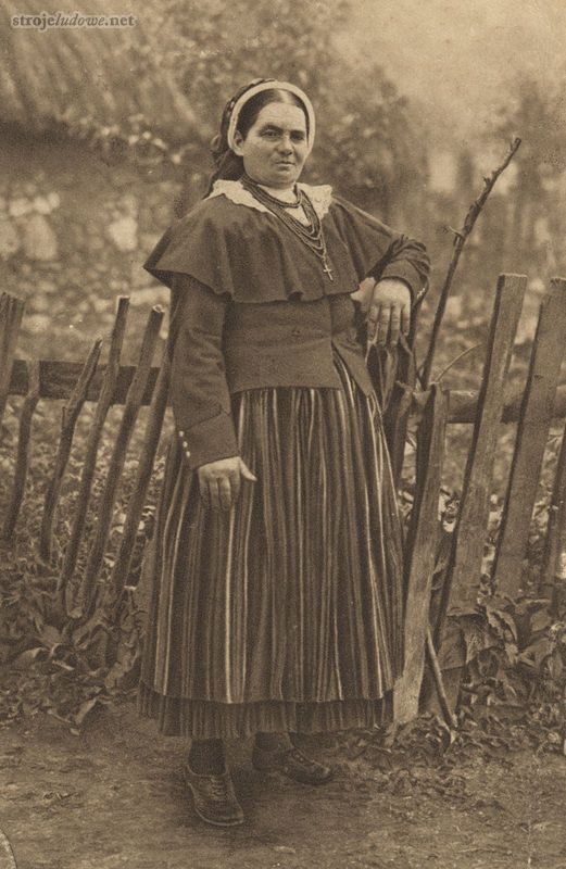 W kaftanie – stroju bogatych gospodyń, Wielunianka. Reprodukcja pocztówki. Ze zbiorów Muzeum Ziemi Wieluńskiej.