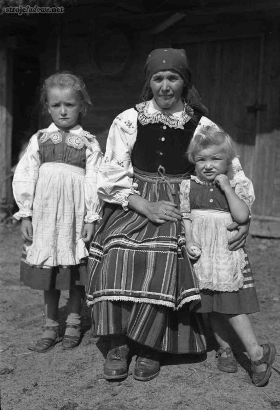 Matka i córki w strojach świątecznych, 1955 r., Archiwum Etnograficzne Muzeum Archeologicznego i Etnograficznego w Łodzi, fot. K.Wecel