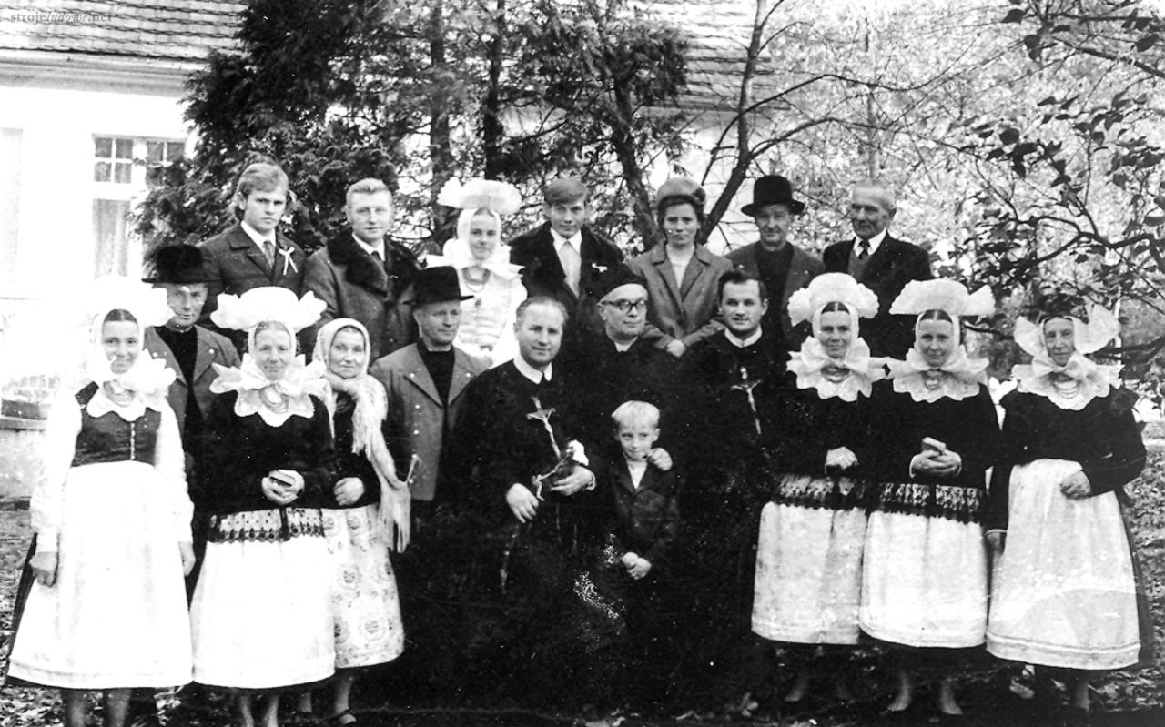 Biskupianie w strojach, lata 50. XX w. Archiwum Etnograficzne Muzeum Archeologicznego i Etnograficznego w Łodzi