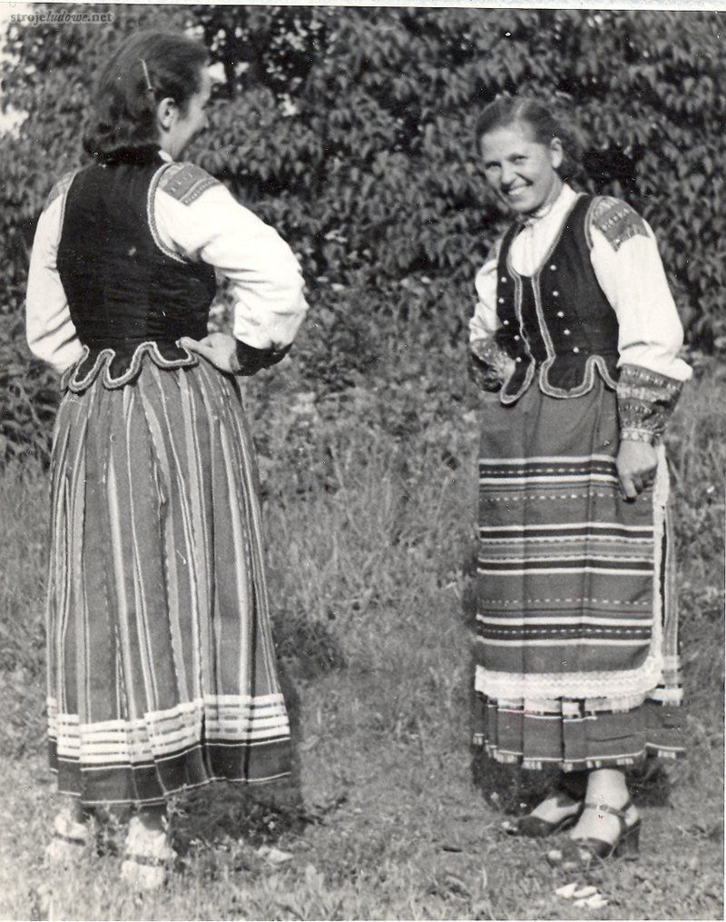 W stroju podlaskim nadbużańskim, 1955 r. Archiwum Etnograficzne Muzeum Archeologicznego i Etnograficznego w Łodzi, fot. W. Modzelewska