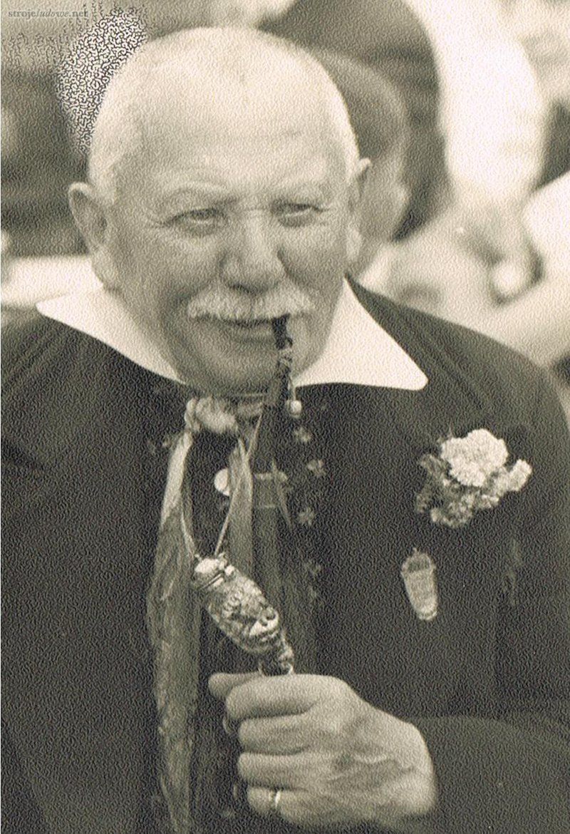 Mężczyzna z fajką, Święto Stroju Ludowego, 1937 r., ze zbiorów Muzeum Etnograficznego Odział Muzeum Narodowego we Wrocławiu