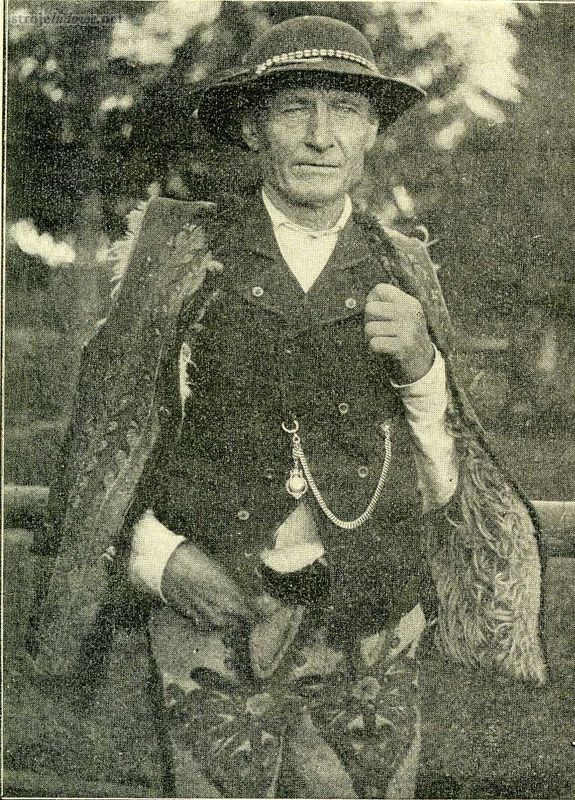 Stary Gąsienica z Bystrego fot. M. Mierczyńska, Ziemia, tom III, 1912

Mężczyzna ubrany w sukienną kamizelkę i <em>kożuszek</em>)