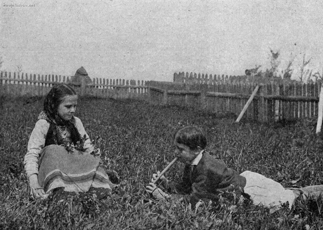 Dzieci wiejskie z Gorajca, pow. zamojski, fot. ks. St. Samorek. Ziemia, 1913.