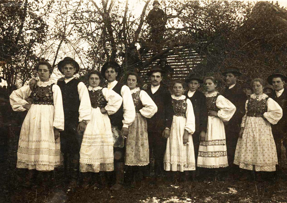 Wesele na Mokrej Stronie, 1920 r. Dziewczęta ubrane w stroje „po krakowsku”, koszule z okrągłymi sztywnymi kryzami, pokrytymi haftem dziurkowanym i różne typy zapasek. Ze zbiorów Muzeum w Przeworsku, autor nieznany