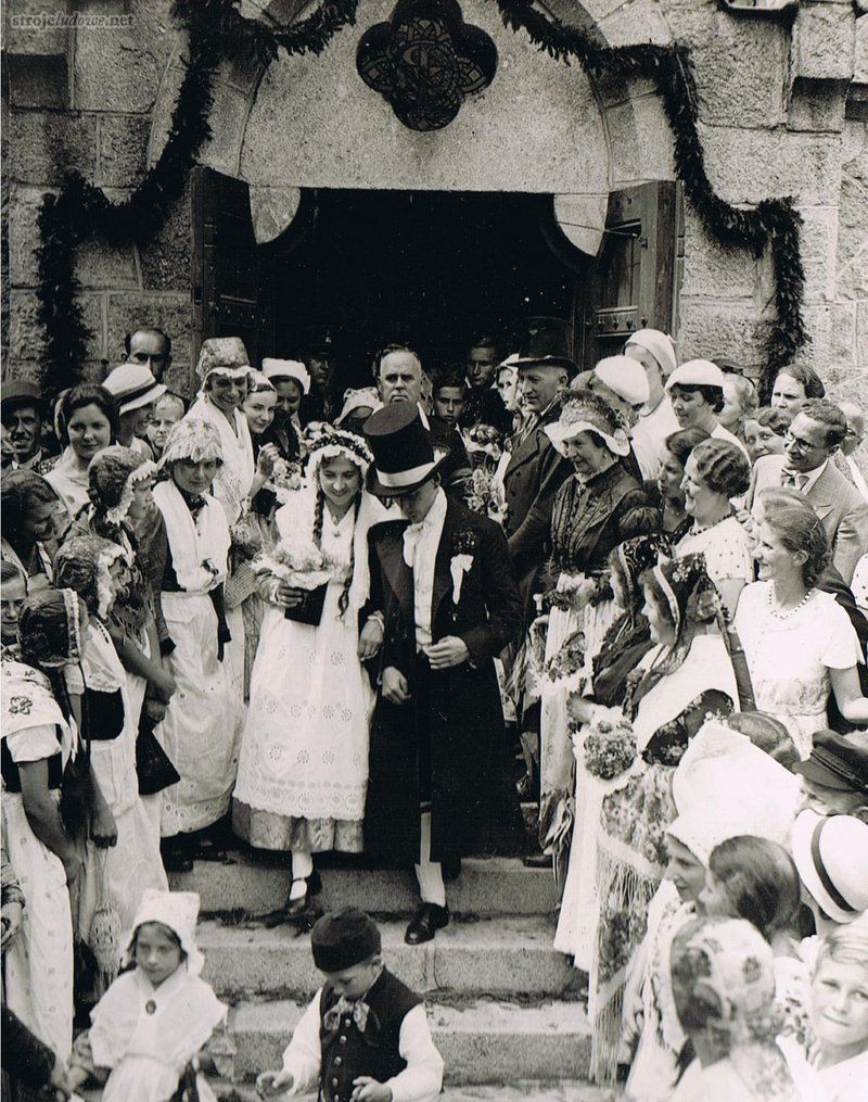 Wyjście z kościoła, Święto Stroju Ludowego, Wesele, 1934 r., ze zbiorów Muzeum Etnograficznego Odział Muzeum Narodowego we Wrocławiu