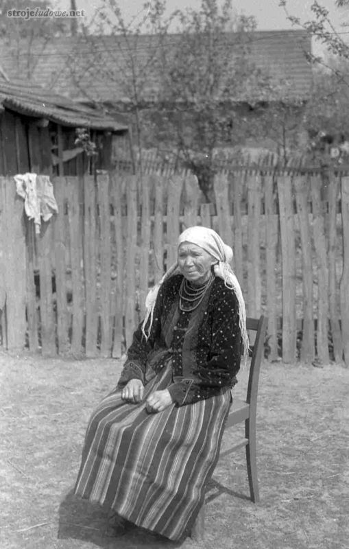 W stroju odświętnym, Wieluńskie, 1957 r. Archiwum Etnograficzne Muzeum Archeologicznego i Etnograficznego w Łodzi, fot. W. Nowosz