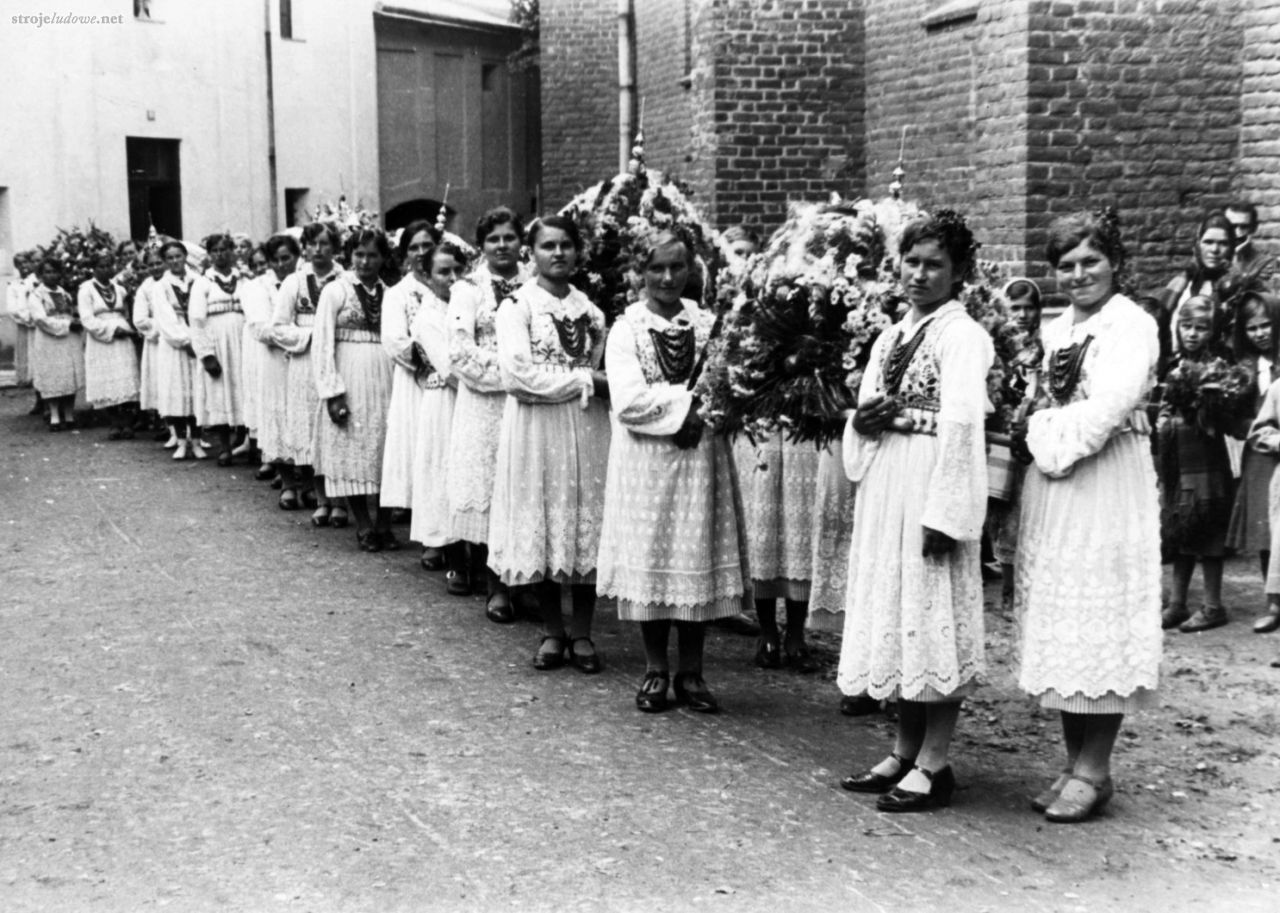 Święcenie ziela w parafii w Przeworsku 1938 r. Ze zbiorów Muzeum w Przeworsku, autor nieznany.

"Na Wniebowstąpienie N.M.P. (Matka Boska Zielna) obchodzi okolica przeworska starym zwyczajem święcenie ziela połączone z dożynkami. Święcone są również  wieńce ze zboża ozdobione wstążkami, kwiatami i owocami, które przywożą do kościoła dziewczęta, ubrane w stroju regionalnym na wozach zaprzężonych w parę lub dwie pary koni. Wozy i uprząż są również ubrane we wstążki i zieleń" – opis Józefa Benbenka, założyciela i kustosza Muzeum w Przeworsku.

Parafia przeworska w roku 1938 była bardzo rozległa, składało się na nią kilka wsi: Chałupki, Budy Przeworskie, Mokra Strona, Studzian, Dębów, Maćkówka, Rozbórz, Mirocin, Gorliczyna. Z wieńcami przyszły do kościoła na Zielną dziewczęta <em>wieńczarki</em> z tych właśnie wsi. Ubrane były w białe gorsety panieńskie, zakładane do ślubu przez pannę młodą i drużki, a do tego zapaski z tiulu pokrytego haftem, tzw. <em>drucianki</em>, <em>drucikowe</em>.