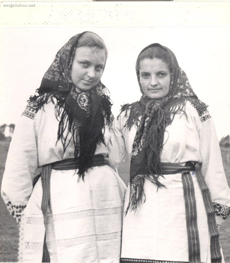 Sposób wiązania chustek na Podlasiu we wsi Zaliszcze, 1952 r. Archiwum Etnograficzne Muzeum Archeologicznego i Etnograficznego w Łodzi,. fot. W. Modzelewska