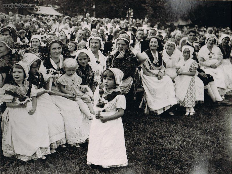 Goście Święta Stroju Ludowego, 1934 r., ze zbiorów Muzeum Etnograficznego Odział Muzeum Narodowego we Wrocławiu