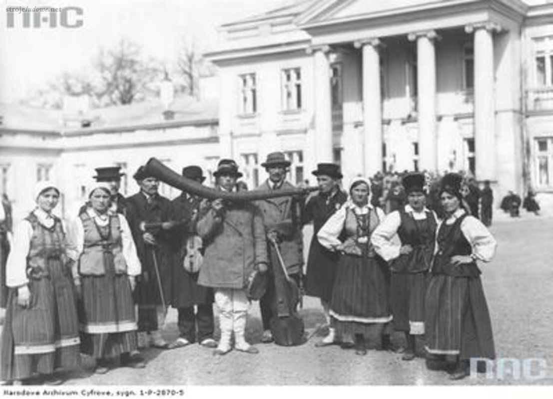 Grupa Kurpiów przed Belwederem, 1932 r., Narodowe Archiwum Cyfrowe.