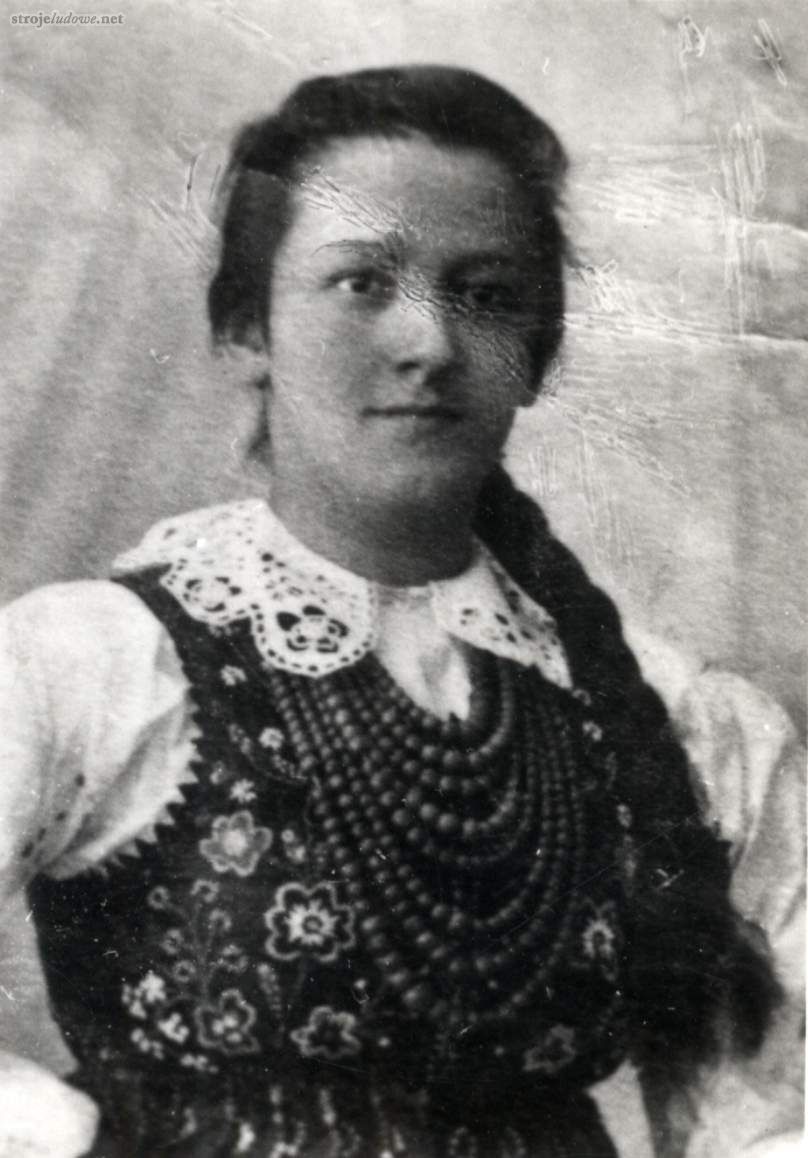 Portret Agaty Kostki, zastrzelonej przez hitlerowców podczas II wojny światowej. Agata Kostka ubrana w krótki gorset i osiem sznurów korali. Ze zbiorów Muzeum w Przeworsku, autor nieznany.