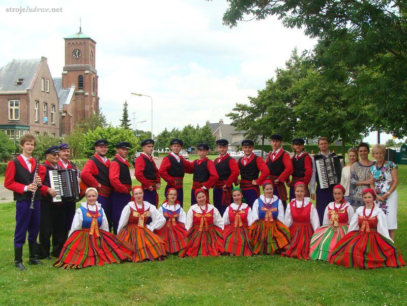 Członkinie Zespołu Regionalnego Pieśni i Tańca „Sanniki”, w Hensweer w Holandii, 2012 r., Archiwum Gminnego Ośrodka Kultury w Sannikach